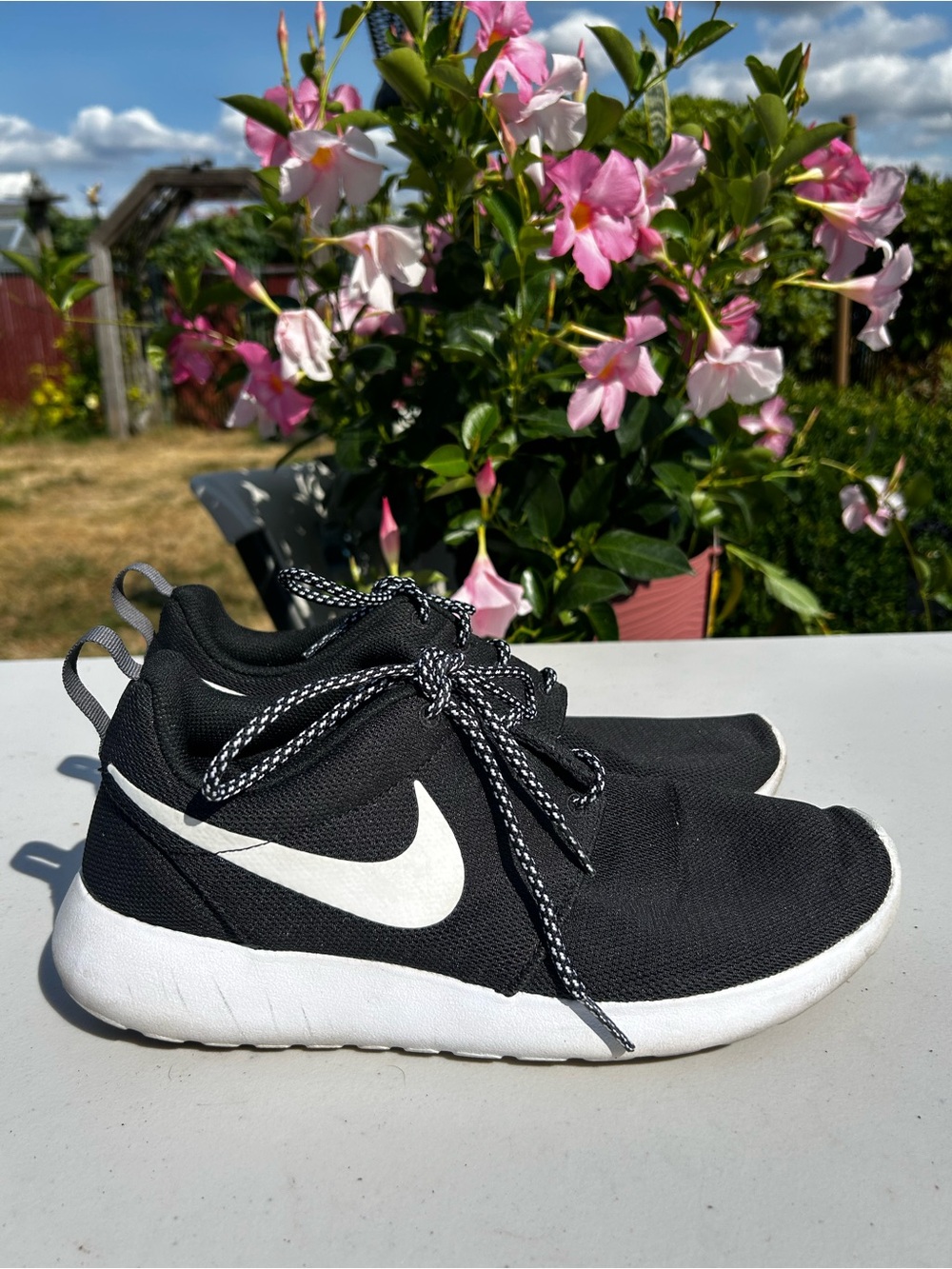 Nike Roshe Women’s Black and White Lightweight Sneakers Size 10